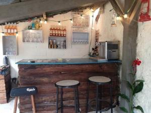 bar z dwoma stołkami i licznikiem w obiekcie Charmante maison idéale pour weekend entre amis w mieście Selles-Saint-Denis