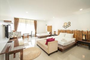 攀瓦海灘的住宿－The Loft Panwa Resort，一间卧室设有一张床和一间客厅。