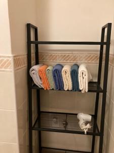un toallero con toallas en el baño en Aparthotel City 5, en Praga