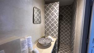 un baño con lavabo y un bol en una encimera en Riad Home Zemrane, en Marrakech