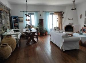 Postel nebo postele na pokoji v ubytování C & C _ Cycladic house with endless sea view