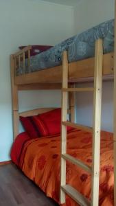 เตียงสองชั้นในห้องที่ Cabañas Lomas de Trapel