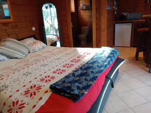 Una cama con edredón en una habitación en Les Hauts du Clos 645 le Rayol, en Correns