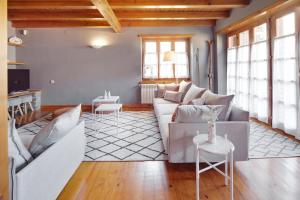sala de estar con sofá y mesa en El Jardí Secret by FeelFree Rentals en Escuñau