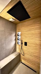 a room with a wall with a shower in it at Maison Nina, Suite d’exception in LʼÎle-Saint-Denis