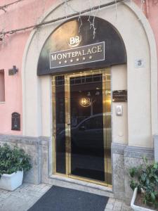 una puerta de entrada de un restaurante con un cartel en Monte Palace Palermo, en Palermo