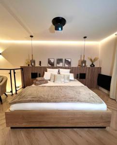ein großes Schlafzimmer mit einem großen Bett darin in der Unterkunft Maison Nina, Suite d’exception in Villeneuve-la-Garenne