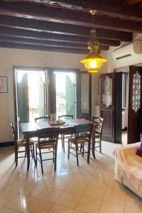 una sala da pranzo con tavolo e sedie di Appartamento Chioggia a Chioggia