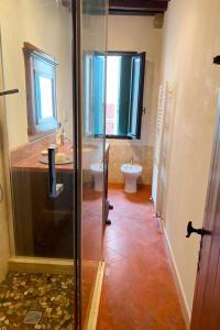 bagno con doccia, lavandino e servizi igienici di Appartamento Chioggia a Chioggia