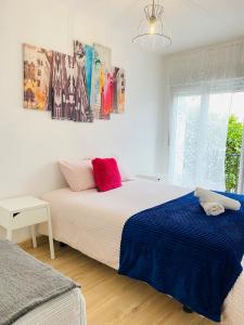 um quarto com uma cama grande e uma janela em Betis a la Orilla del Guadalquivir & Vistas a la Giralda em Sevilha