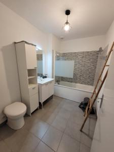 une salle de bains avec toilettes et lavabo dans l'établissement Douceur Atlantique, à Mimizan 13 autres photos