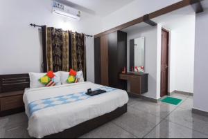 een slaapkamer met een groot bed en een spiegel bij Salamath Homestay in Cochin