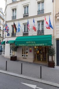 um hotel com bandeiras em frente a um edifício em Hotel Saint Christophe em Paris