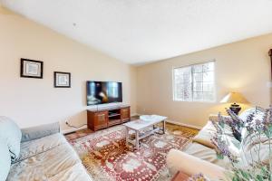 uma sala de estar com um sofá e uma televisão em Nature's Paradise em Watsonville