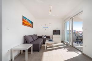 Televízia a/alebo spoločenská miestnosť v ubytovaní Appartments Kosamiri nahe Zadar