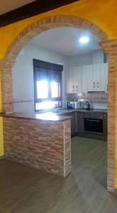 una cocina con un arco en el medio. en Villa Nieves Bonillo, en Villarrobledo