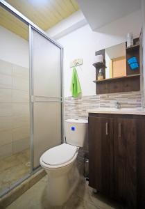 a bathroom with a toilet and a shower at Hotel Casa Quinta Salento in Salento