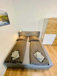 a bed with two pillows on it in a room at Jainzen Einzimmerferienwohnung mitten im Zentrum in Bad Ischl