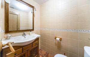 un bagno con lavandino, specchio e WC di Amazing Home In Playa De Almazora a San Antonio