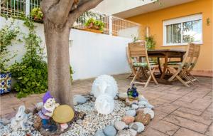 un giardino con animali di peluche intorno ad un albero di 3 Bedroom Nice Home In Playa De Almazora a San Antonio