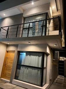 Casa grande con balcón y escalera en Champa Duplex Premium, en San Rafael