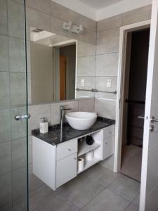 y baño con lavabo y espejo. en Champa Duplex Premium en San Rafael