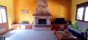 sala de estar con chimenea y sofá en Villa Nieves Bonillo, en Villarrobledo