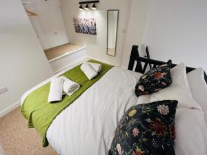 sypialnia z łóżkiem z dwoma ręcznikami w obiekcie Apartment 7 Sullivan House w mieście Hereford