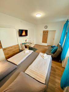 uma sala de estar com duas camas e um sofá em Einzimmer-Apartment 25 m2 Gartenzinken im Zentrum von Bad Ischl em Bad Ischl