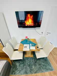 a living room with a table and a fireplace at Einzimmer-Apartment 25 m2 Gartenzinken im Zentrum von Bad Ischl in Bad Ischl