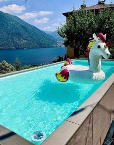 una piscina con un unicornio flotando en el agua en Villa Peroni Lake Como Cottage with swimming pool en Argegno