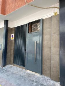 drzwi na boku budynku w obiekcie Flamenca Triana - Apartamento Totalmente Equipado Wifi 2D sofas camas 2 baños w Sewilli