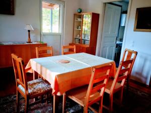 Eláfion的住宿－De Nachtegaal，一间带桌子和四把椅子的用餐室