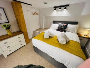 1 dormitorio con 1 cama con toallas en Apartment 8 Sullivan House, en Hereford