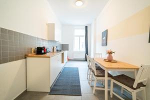 a kitchen and dining room with a table and chairs at FullHouse - Halle - VS7 - 3 Beds - Nespresso in Halle an der Saale