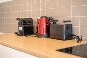 eine Kaffeemaschine und ein Toaster auf der Theke in der Unterkunft FULL HOUSE Premium Apartments Halle VS7 in Halle an der Saale