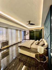 una camera con un grande letto e un tavolo di Bangi Evo Luxury Suite a Bandar Baru Bangi