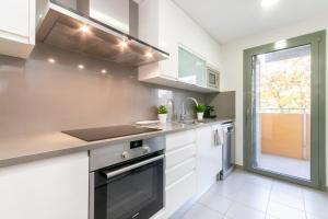 Kuchyňa alebo kuchynka v ubytovaní Sant Sebastià Moderno apartamento a 100 metros de la playa