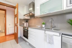 Kuchyňa alebo kuchynka v ubytovaní Sant Sebastià Moderno apartamento a 100 metros de la playa