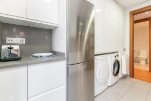 Kuchyňa alebo kuchynka v ubytovaní Sant Sebastià Moderno apartamento a 100 metros de la playa