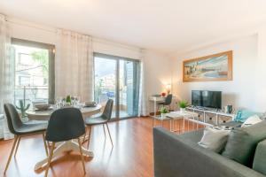 Televízia a/alebo spoločenská miestnosť v ubytovaní Sant Sebastià Moderno apartamento a 100 metros de la playa