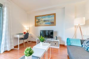 Televízia a/alebo spoločenská miestnosť v ubytovaní Sant Sebastià Moderno apartamento a 100 metros de la playa
