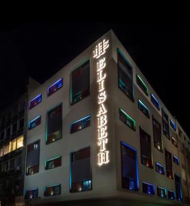 un edificio con un letrero iluminado en él en Elisabeth Boutique Hotel, en Tesalónica