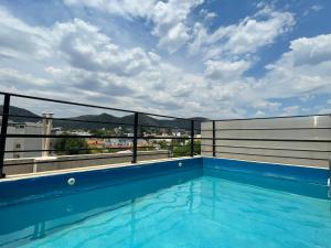 una piscina en la azotea de un edificio en SORRENTO Céntrico en Villa Carlos Paz