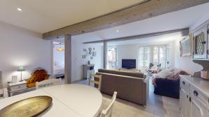 TV a/nebo společenská místnost v ubytování Beautiful apartment in the heart of the old city