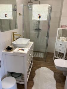 biała łazienka z umywalką i prysznicem w obiekcie Apartament „My Angel z Sauną” w Kościerzynie w Kościerzynie