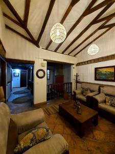un grand salon avec des canapés et une table dans l'établissement BETANIA Casa Hotel, à Ráquira