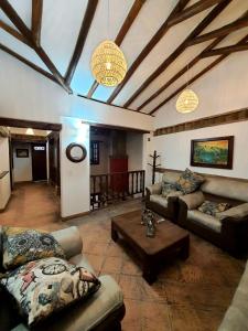 - un salon avec deux canapés et une table dans l'établissement BETANIA Casa Hotel, à Ráquira