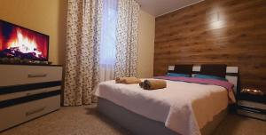 1 dormitorio con 1 cama grande y TV en La Banel Hotel, en Selemet