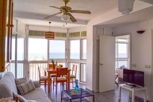 Televízia a/alebo spoločenská miestnosť v ubytovaní Beach Mijas Apartment Málaga
